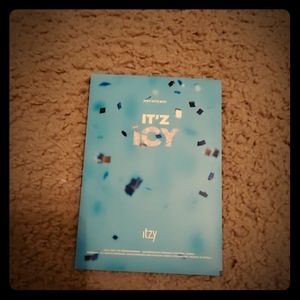 Itzy preorder cards